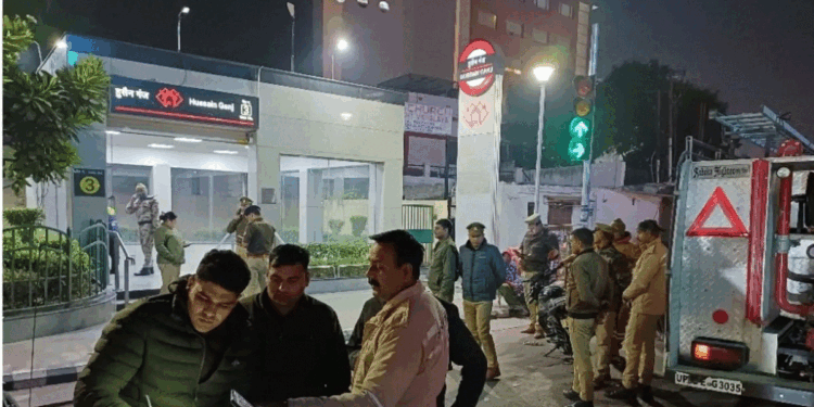 لکھنؤ میں تین اہم مقامات پر بم کی اطلاع سےافرا تفری