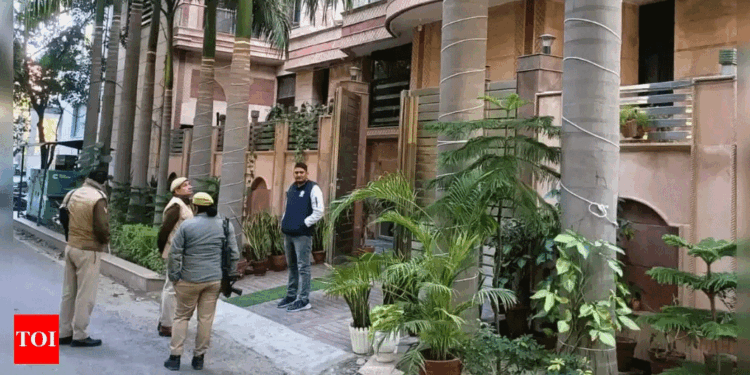 نوئیڈا اتھارٹی کے معطل افسر کے ٹھکانوں پر چھاپہ