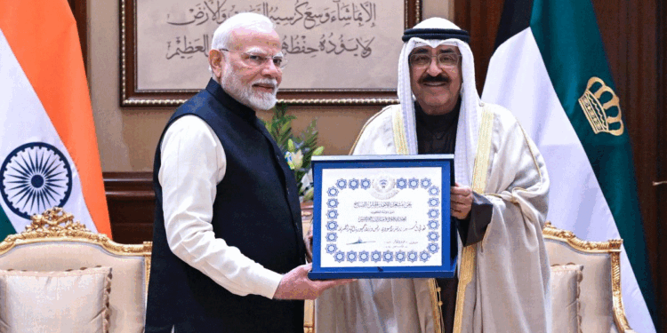 وزیر اعظم نریندر مودی کو کویت کے اعلی ایوارڈ ’ دی آرڈر آف مبارک الکبیر ‘ سے نوازا گیا