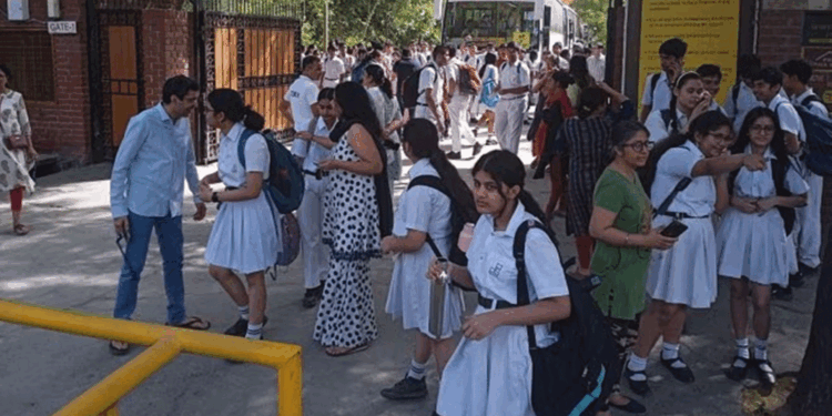 دہلی میں پھر اسکولوں کو بم سے اڑانے کی دھمکی ملی