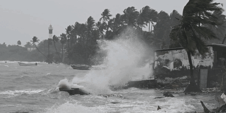 طوفان فینگل کے سبب تاملناڈو کے کئی اضلاع میں شدید بارش