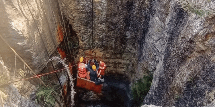 کوئلہ کان میں پھنسے 9 مزدوروں میں سے ایک اور کی لاش برآمد