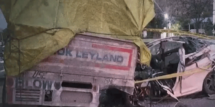 بھیانک سڑک حادثہ میں 4 نوجوانوں کی موقع پر ہی دردناک موت