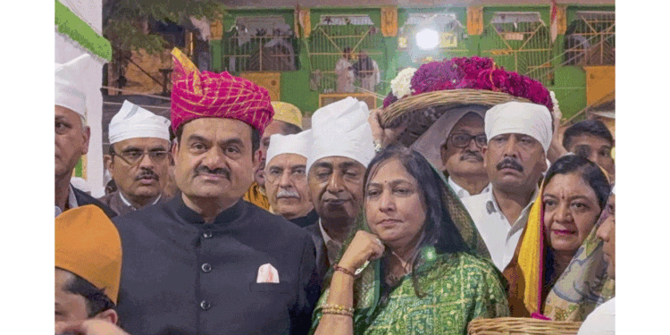 خواجہ غریب نوازؒ کی بارگاہ میں گوتم اڈانی کی حاضری