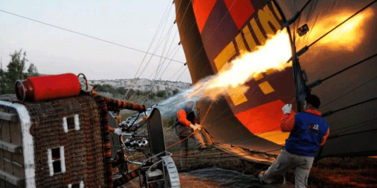 مہاکمبھ کے دوران ہیلیم گیس سے بھرا ہاٹ ایئر بیلون پھٹنے سے 6 عقیدت مند جھلسے