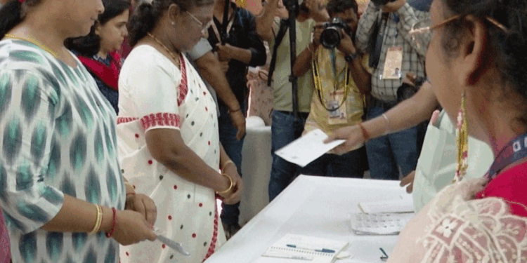 دہلی اسمبلی انتخابات کے لیے ووٹنگ کا سلسلہ جاری