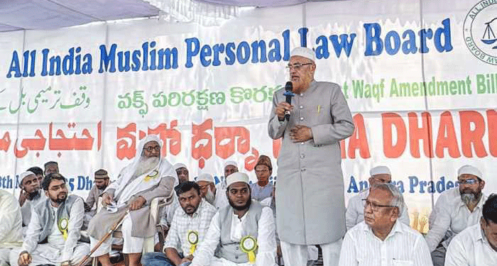 دہلی کے جنتر منتر پر وقف ترمیمی بل کے خلاف احتجاجی مظاہرہ شروع