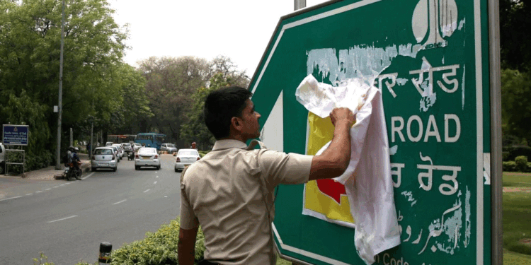 شرارتی عناصر نےدہلی میں اکبر روڈ کے سائن بورڈ پر  مہارانا پرتاپ کا پوسٹر چسپاں کر دیا