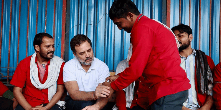 راہل گاندھی کی نئی دہلی ریلوے اسٹیشن پر قلیوں سے ملاقات