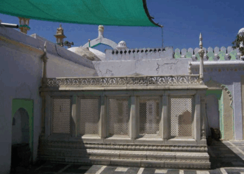 ایک خاندان جو اورنگ زیب کے مقبرے کی  300سالوں سے دیکھ بھال کر رہا ہے