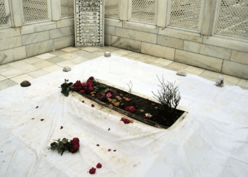 اورنگ زیب کی قبر اے ایس آئی کے تحت ایک محفوظ  یادگار-فڑنویس