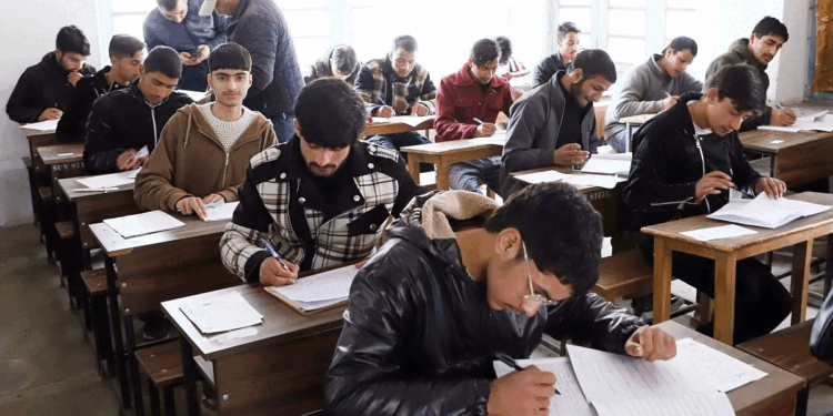 امتحان کے دوران برہمن طلبا سے مذہبی دھاگہ اتروانے پر احتجاج