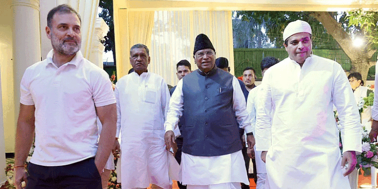 عمران پرتاپ گڑھی کی  افطار پارٹی میں  ملکارجن کھڑگے اور راہل گاندھی  کی شرکت