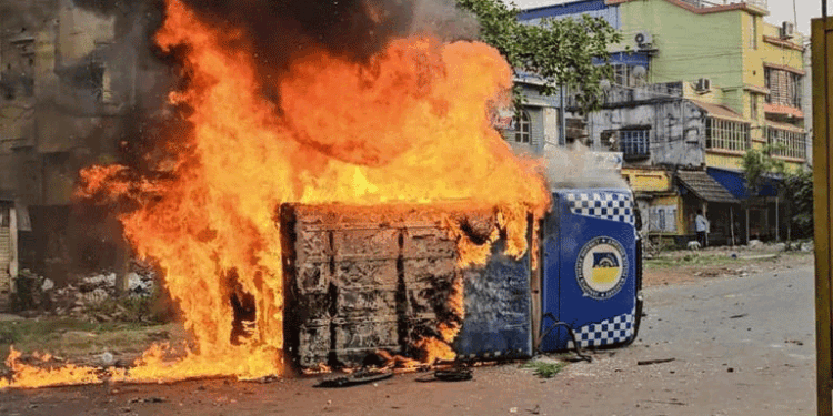 وقف قانون کے خلاف مرشد آباد میں پرتشدد مظاہرہ