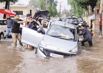 جموں و کشمیر کے رام بن ضلع میں تیز بارش اور ژالہ باری سے زبردست تباہی