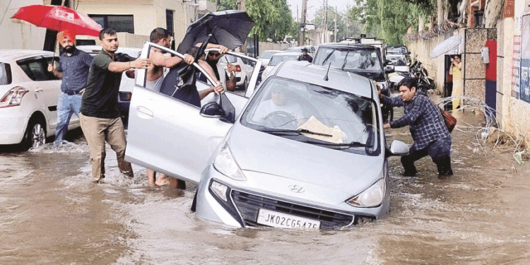 جموں و کشمیر کے رام بن ضلع میں تیز بارش اور ژالہ باری سے زبردست تباہی