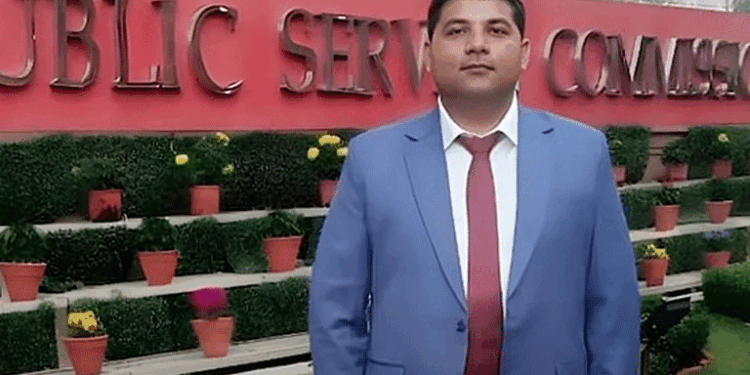 پنکچر بنانے والے کے بیٹےنے یو پی ایس سی میں حاصل کی کامیابی