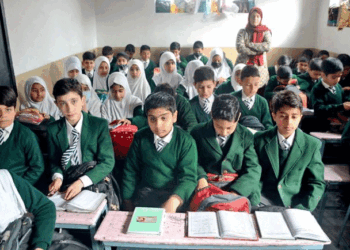 کشمیر کے اسکولوں میں  دہشت گرد  ا نہ حملوں سے بچاؤ کی تربیت