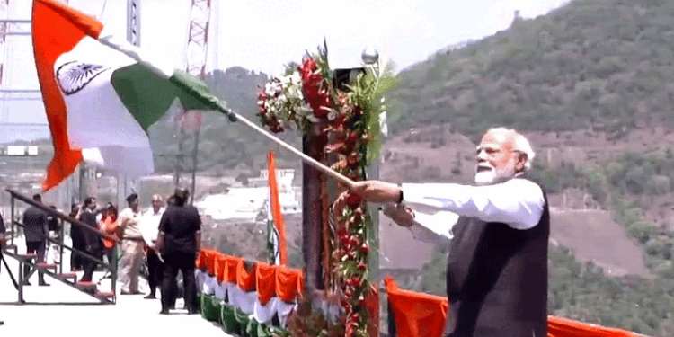 وزیر اعظم  کے ہاتھوں دنیا کے سب سے اونچے ’چناب ریل پل‘ کا افتتاح