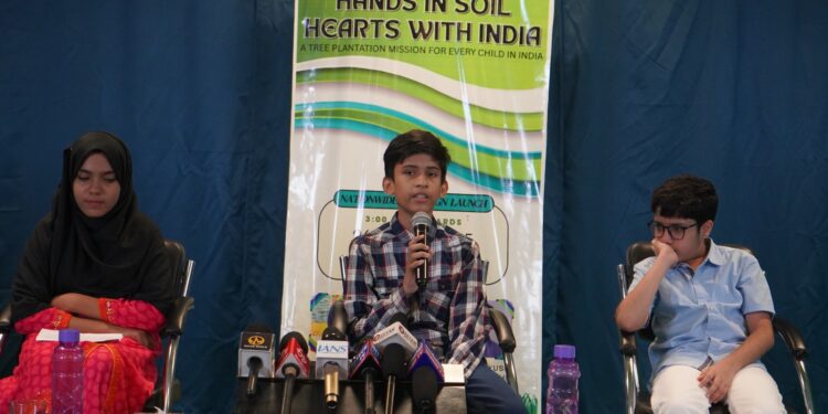 مٹی میں ہاتھ ، دل وطن کے ساتھ