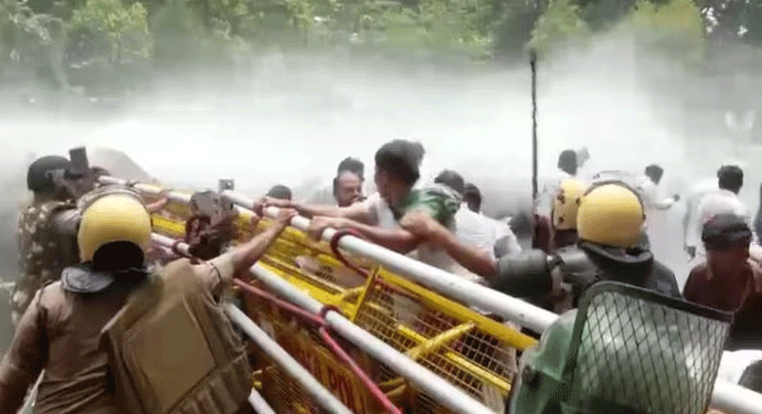 طالبہ کی خودسوزی پر اوڈیشہ اسمبلی کے باہر احتجاج