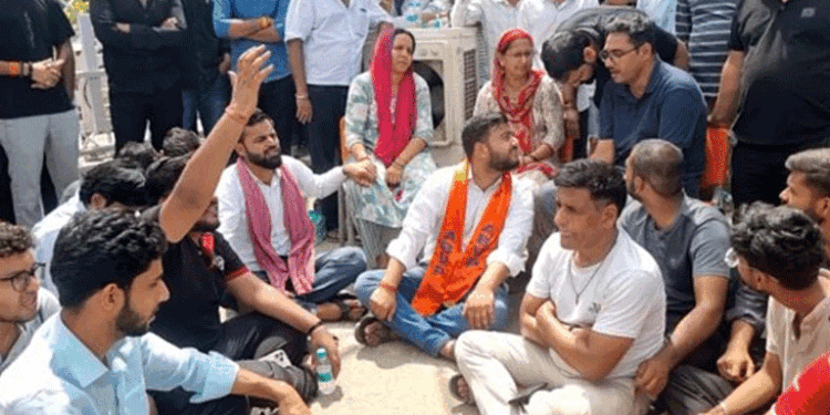 شاردا یونیورسٹی میں  ذہنی اذیت کا سامنا کر رہی طالبہ کی خودکشی