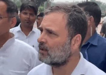 اجلاس کے پہلے دن پارلیمنٹ کے دونوں ایوانوں میں زبردست ہنگامہ