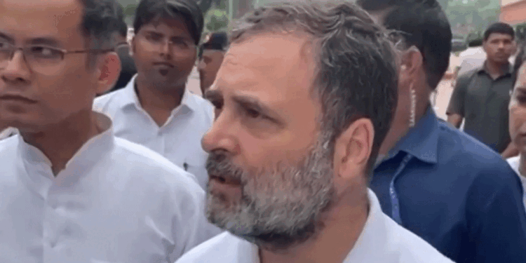 اجلاس کے پہلے دن پارلیمنٹ کے دونوں ایوانوں میں زبردست ہنگامہ