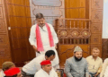 اکھلیش یادو کے مسجد میں بیٹھنے پر سیاسی ہنگامہ