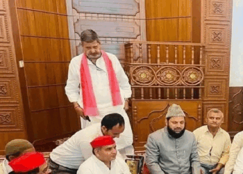 اکھلیش یادو کے مسجد میں بیٹھنے پر سیاسی ہنگامہ
