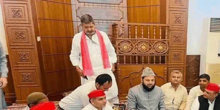 اکھلیش یادو کے مسجد میں بیٹھنے پر سیاسی ہنگامہ