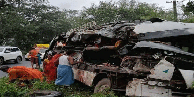 دیوگھر ضلع میں اندوہناک سڑک حادثہ میں 18 کانوڑ یاتریوں کی موت