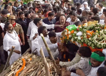 ’دیشوم گرو‘ شیبو سورین آبائی گاؤں نیمرا میں مکمل سرکاری اعزاز کے ساتھ سپردِ آتش