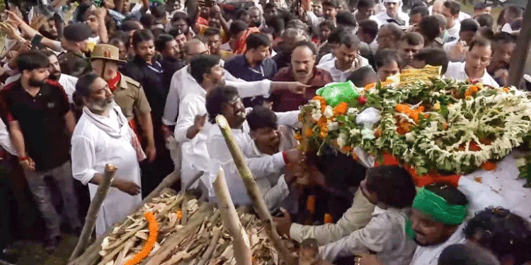 ’دیشوم گرو‘ شیبو سورین آبائی گاؤں نیمرا میں مکمل سرکاری اعزاز کے ساتھ سپردِ آتش