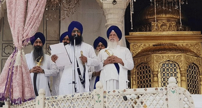 پنجاب کے وزیر تعلیم کوگرودوارہ میں جوتے صاف کرنے کی سزا