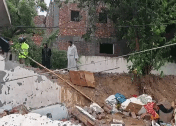 دہلی  میں 100 فیٹ اونچی دیوار گر نے سے 8 افراد کی موت