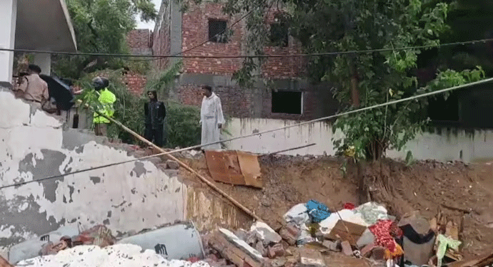 دہلی  میں 100 فیٹ اونچی دیوار گر نے سے 8 افراد کی موت