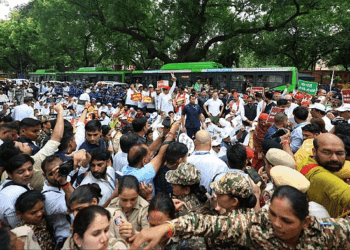 اراکین پارلیمنٹ  کو الیکشن کمیشن تک جانے کی اجازت نہیں ملی