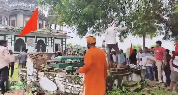 فتح پور واقع مقبرہ میں ہندوتوا بریگیڈ کی توڑ پھوڑ