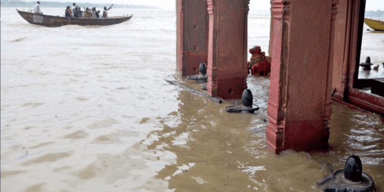 وارانسی میں گنگا اور ورونا ندی کی آبی سطح میں اضافے سے گھاٹ غرقاب