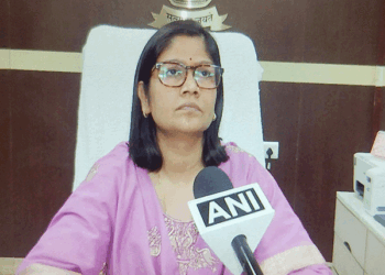 خاتون کونسلروں کی جگہ ان کے شوہروں کو دیکھ کرضلع مجسٹریٹ ناراض