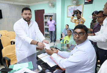 تیجسوی یادو نے راگھوپور اسمبلی حلقہ سے پرچۂ نامزدگی داخل کیا