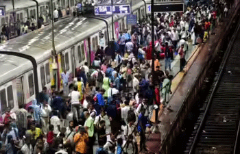 دہلی اور ممبئی سمیت کئی اسٹیشنوں پر پلیٹ فارم ٹکٹ کی فروخت بند