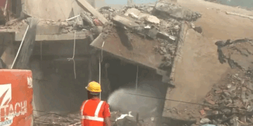 میرٹھ میں  بلڈوزر کارروائی –  سینٹرل مارکیٹ واقع  غیر قانونی کمپلیکس مسمار