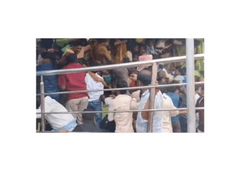 آندھرا  کے سری وینکٹیشورا سوامی مندر میں اکادشی کے موقع پر بھگدڑ- 9افراد ہلاک