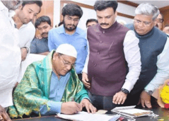 وزیر اقلیتی بہبود و پبلک انٹرپرائزز کے طور پر اظہرالدین نے ذمہ داری سنبھال لی