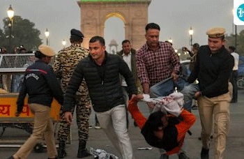 فضائی آلودگی کو لے کر دہلی میں انڈیا گیٹ پر احتجاج