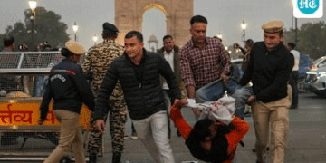 فضائی آلودگی کو لے کر دہلی میں انڈیا گیٹ پر احتجاج