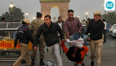 فضائی آلودگی کو لے کر دہلی میں انڈیا گیٹ پر احتجاج