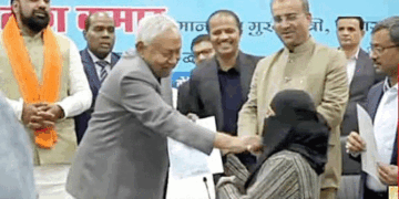 تقرری نامہ حوالے کرتے وقت نتیش کمار نے خاتون ڈاکٹر کا حجاب ہٹا دیا